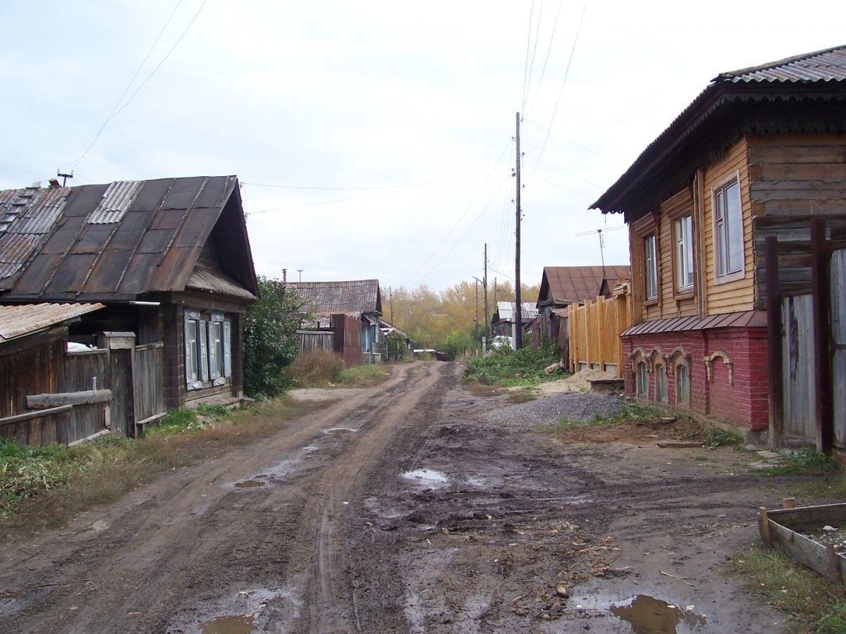 Полукаменный дом справа на фото. Красной Зари 8, Каменск-Уральский ( Фото: Краеведческий музей Каменска-Уральского)